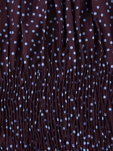 Détail du tissu froncé à pois marron chocolat avec des accents bleu clair élégants