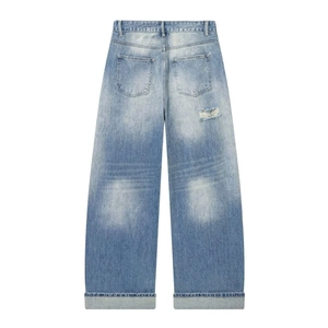 Rückansicht hellblaue weite Denim-Jeans mit Rissen und hochgekrempeltem Saum