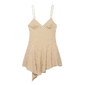 Robe vichy jaune à bretelles avec ourlet irrégulier et décolleté en V sur fond blanc