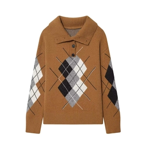 Damen Strickpullover in Braun mit Rautenmuster, Polokragen und Zierknöpfen