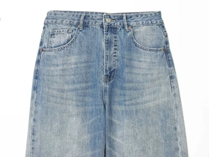 Nahaufnahme der hellblauen Jeans mit Metallknopfverschluss und klassischen Five-Pocket-Details