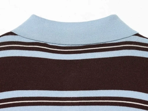 Dettaglio del tessuto in maglia che mostra le texture del colletto a righe marroni e blu