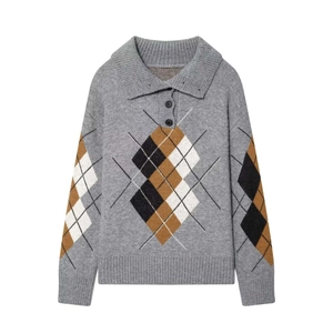 Grauer Strickpullover in lockerer Passform mit klassischem Rautenmuster und Polokragen