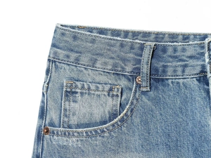 Detail der hellblauen Jeans mit Bund, Gürtelschlaufen und vorderer Münztasche