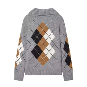 Detailansicht der Rückseite des grauen Rauten-Strickpullovers mit Rollkragen