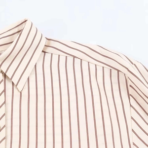 Primer plano de una camisa casual a rayas con cuello estándar y rayas marrón rojizo