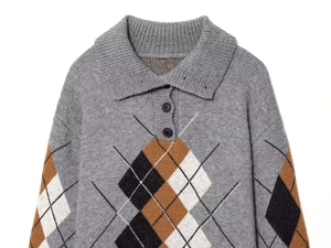 Detailansicht grauer Strickpullover mit Rautenmuster, Polo-Kragen und Knöpfen