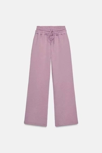 Dettaglio dei joggers color lavanda a vita alta con coulisse regolabile e morbido cotone