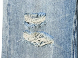 Detailansicht der hellblauen Distressed-Jeans mit Rissen und Twill-Stoffstruktur