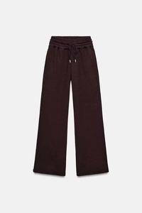 Dettaglio della vita elastica con coulisse sui pantaloni larghi sportivi