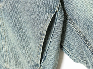 Dettaglio ravvicinato della giacca di jeans lavata con tasca laterale rinforzata