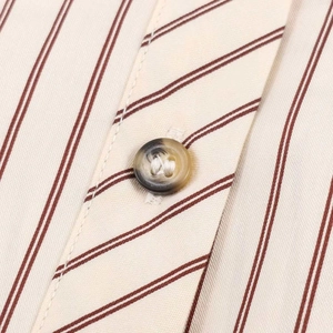 Blusa informal a rayas beige y marrón con detalle de botón con efecto mármol