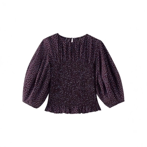 Chemisier violet foncé à pois avec manches bouffantes et détails smockés élégants