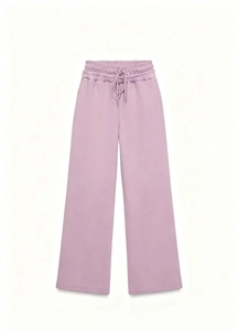 Dettaglio dei pantaloni a gamba larga lilla con coulisse ed elastico in vita