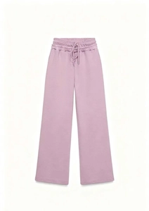 Dettaglio della vita elastica con coulisse sui pantaloni a gamba larga color malva