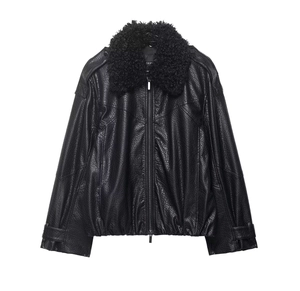 Détail du blouson aviateur en similicuir avec texture froissée et col en fausse fourrure