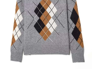 Detailaufnahme der Argyle-Strickpullover mit gerippten Bündchen und Saum in Grau und Caramel