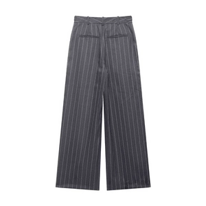 Rückansicht der dunkelgrauen Nadelstreifen-Hose mit hohem Bund und Paspeltaschen
