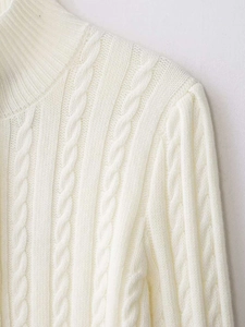 Detailaufnahme des cremeweißen Zopfstrickpullovers mit aufwendiger Texturstickerei