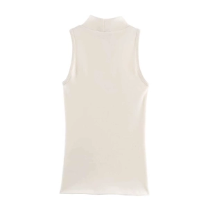 Vista dettagliata di un top in maglia beige senza maniche con collo a lupetto rifinito