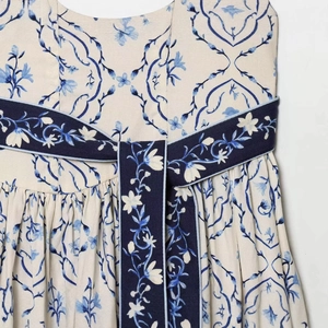 Abito estivo con stampa floreale blu porcellana e cintura ricamata decorativa