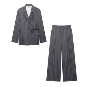 Dunkelgrauer Nadelstreifenanzug mit Gürtel-Blazer und Weitbein-Hose für Damen