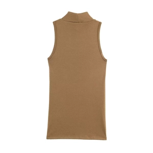 Dettaglio del top smanicato a lupetto in maglia kaki con cuciture rifinite e tessuto premium