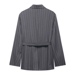 Rückseite des grauen Nadelstreifen-Blazers mit Taillengürtel und formellem Schnitt