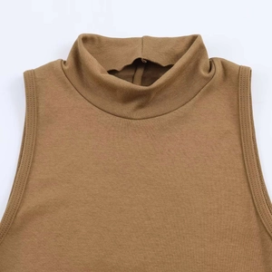 Dettaglio di un top in maglia marrone senza maniche con collo alto e trama a coste