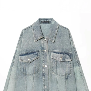 Giacca di jeans classica lavaggio azzurro con colletto rovesciato e tasche a patta