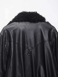 Détail du blouson aviateur en similicuir noir avec col en peau de mouton et anneau D au dos