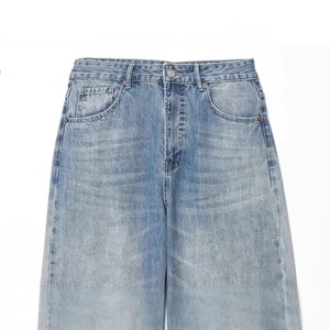 Klassische hellblaue High-Waist-Denim-Jeans mit Destroyed-Details und Aufschlag