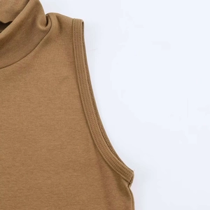 Dettaglio della trama a costine e cuciture di un top in maglia senza maniche marrone