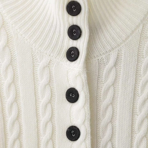 Zopfmuster-Strickjacke mit Stehkragen und schwarzen Kontrastknöpfen in Cremeweiß