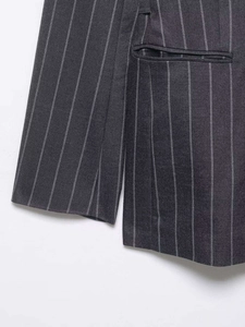 Detail eines dunkelgrauen Nadelstreifen-Blazers mit Paspeltasche und Twill-Struktur