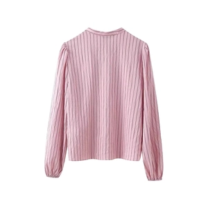 Vue arrière d'une chemise à manches longues rayée rose clair avec poignets élastiques
