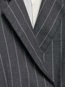 Detailansicht des dunkelgrauen Nadelstreifen-Blazer-Revers mit hochwertiger Textur