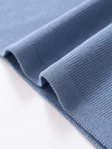 Primo piano del tessuto a maglia blu nebbia con trama a costine e cuciture di qualità