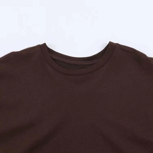 Détail de l'encolure ronde côtelée sur cette robe froncée de couleur marron chocolat