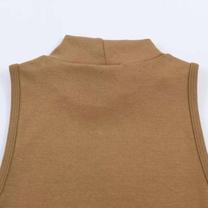 Dettaglio del top in maglia senza maniche caramello con collo alto e bordo a coste