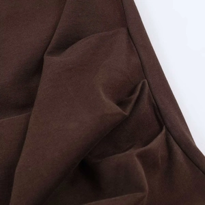 Détail des fronces sur une robe en maille marron chocolat montrant la qualité de fabrication