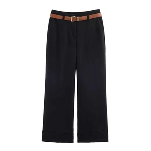 Pantaloni neri a gamba larga a vita alta da donna con cintura marrone e risvolto al fondo