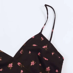 Détail d'une robe midi fleurie avec de fines bretelles et des coutures de précision
