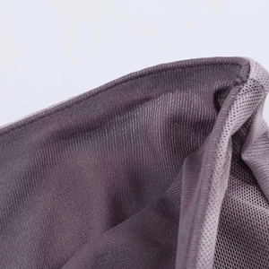 Detalle macro de la tela de malla morada transpirable con costuras de borde premium