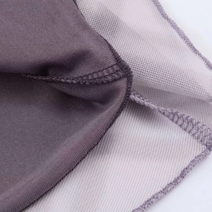 Detalle de tejido de malla de doble capa con costuras de acabado profesional overlock