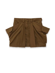 Détail d'une jupe cargo marron caramel avec grandes poches plaquées et tissu plissé structuré