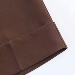 Dettaglio delle cuciture di qualità e della trama del tessuto marrone dei pantaloni