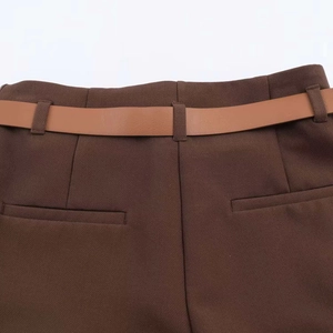 Dettaglio vita pantaloni a gamba larga marrone scuro con cintura coordinata