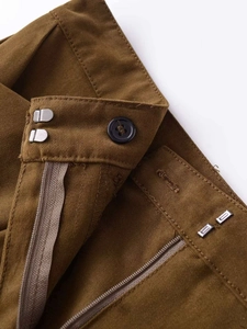 Détails de la taille d'une jupe cargo marron avec bouton, agrafe et fermeture éclair en métal