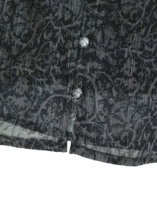 Détail de robe à col en V avec rayures métalliques argentées et motifs baroques fleuris